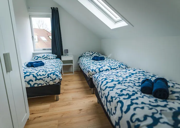 Newly Renovated Luxurious Villa / Hottub / Sauna / 7 Bedrooms