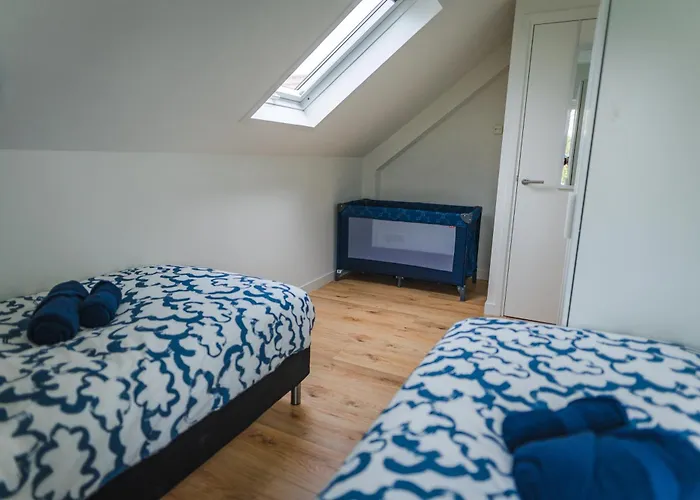 Newly Renovated Luxurious Villa / Hottub / Sauna / 7 Bedrooms