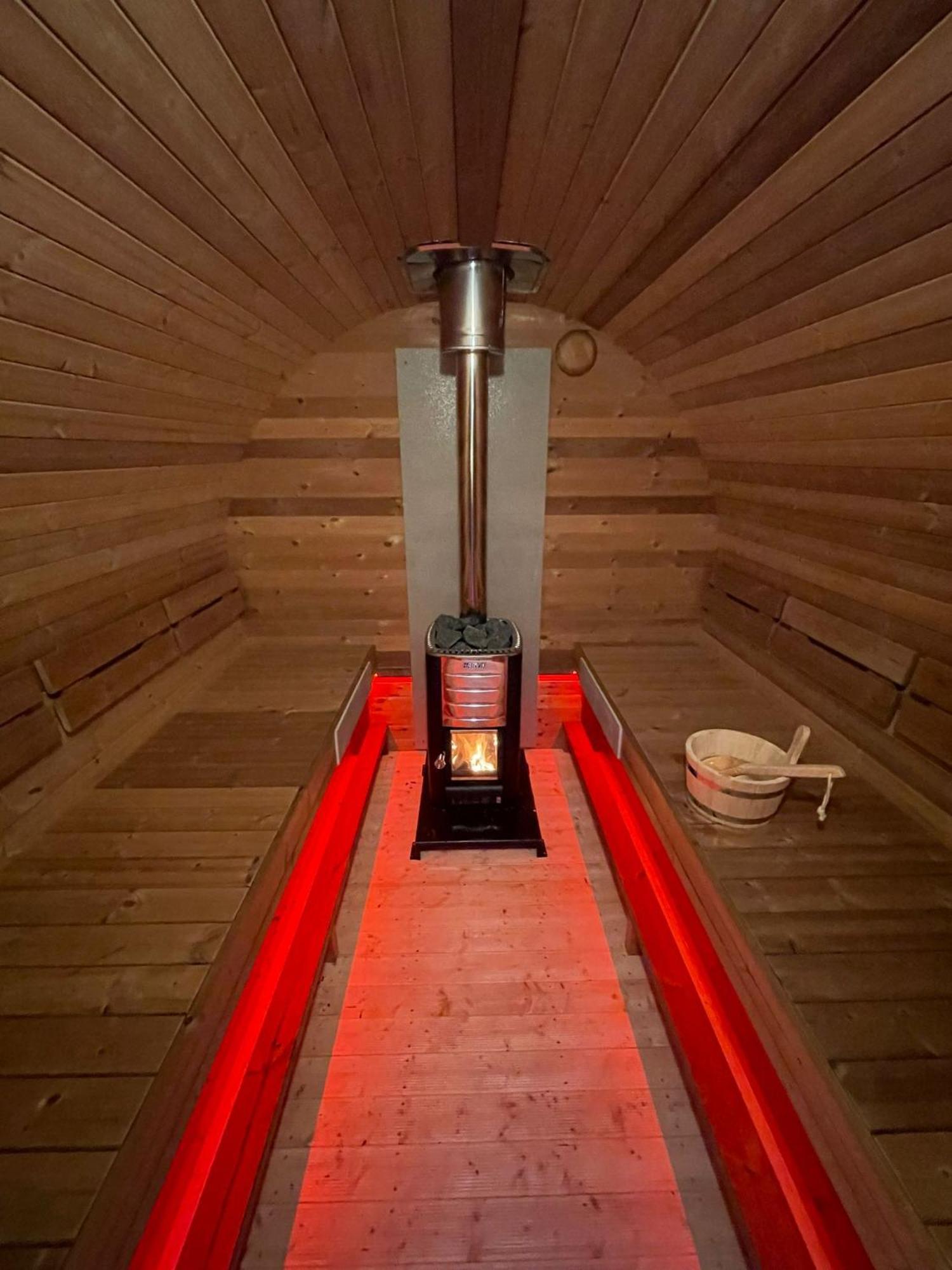 Newly Renovated Luxurious / Hottub / Sauna / 7 Bedrooms Zeewolde