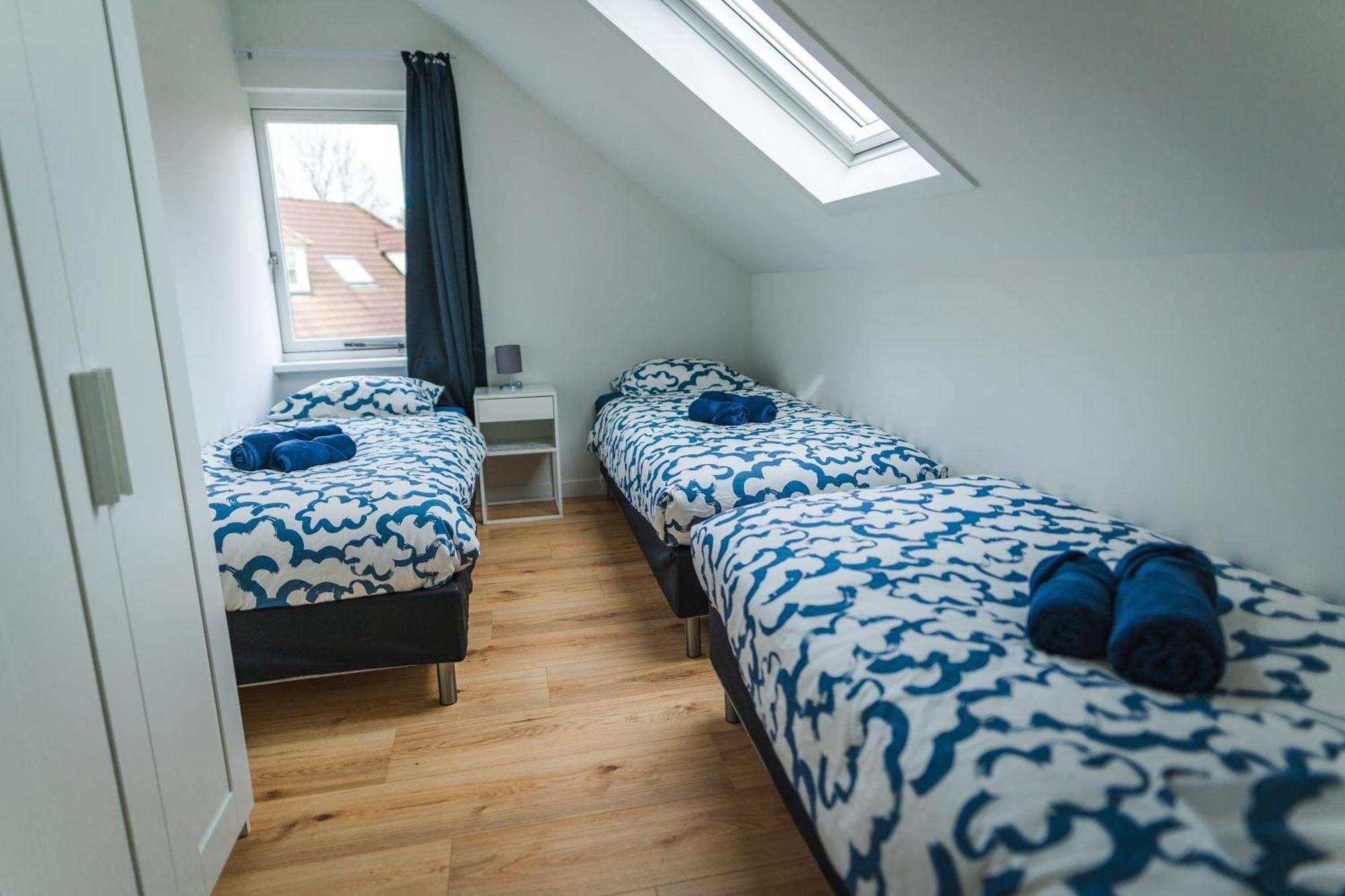 Newly Renovated Luxurious / Hottub / Sauna / 7 Bedrooms Villa *