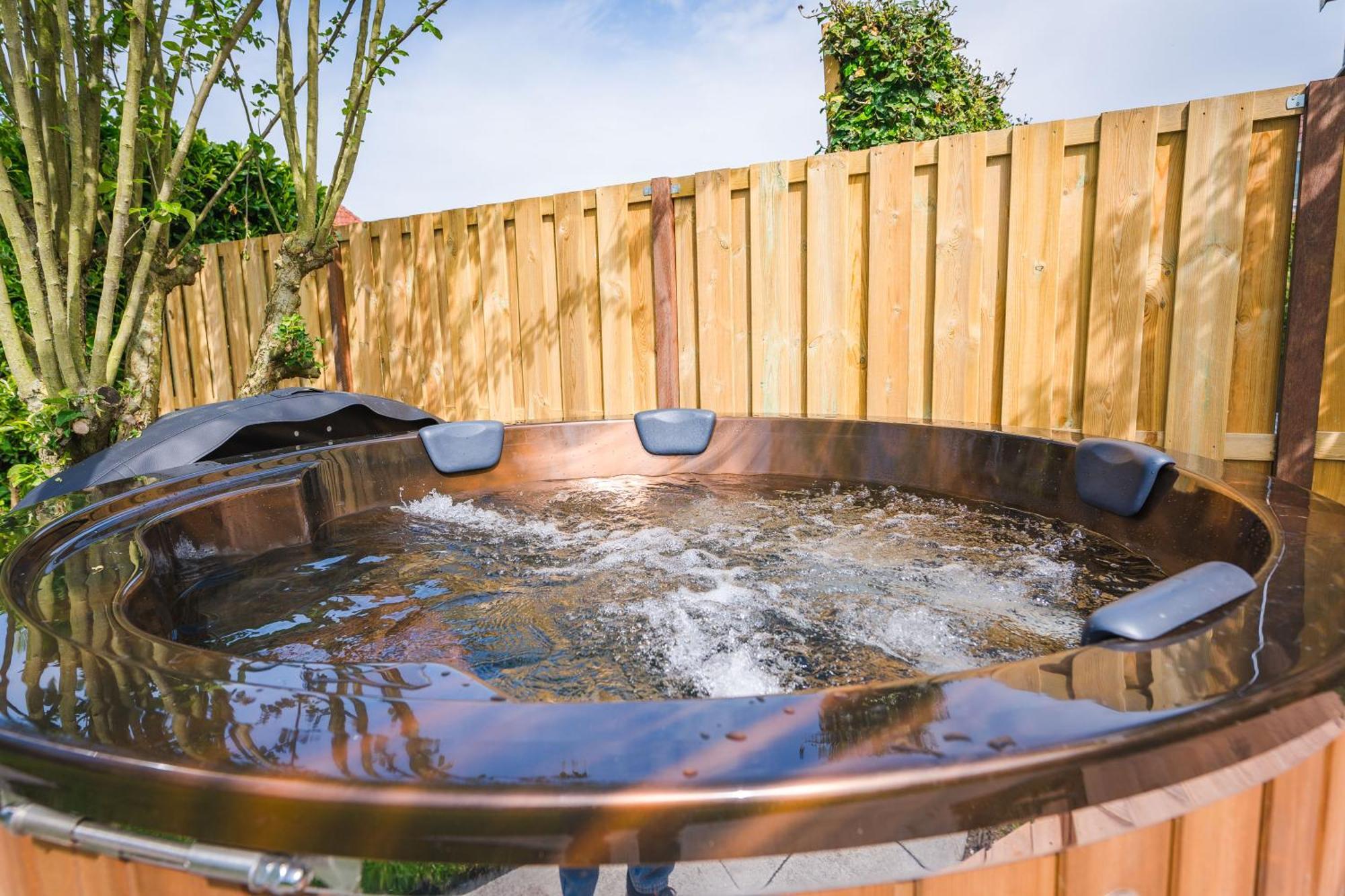 Newly Renovated Luxurious / Hottub / Sauna / 7 Bedrooms Villa