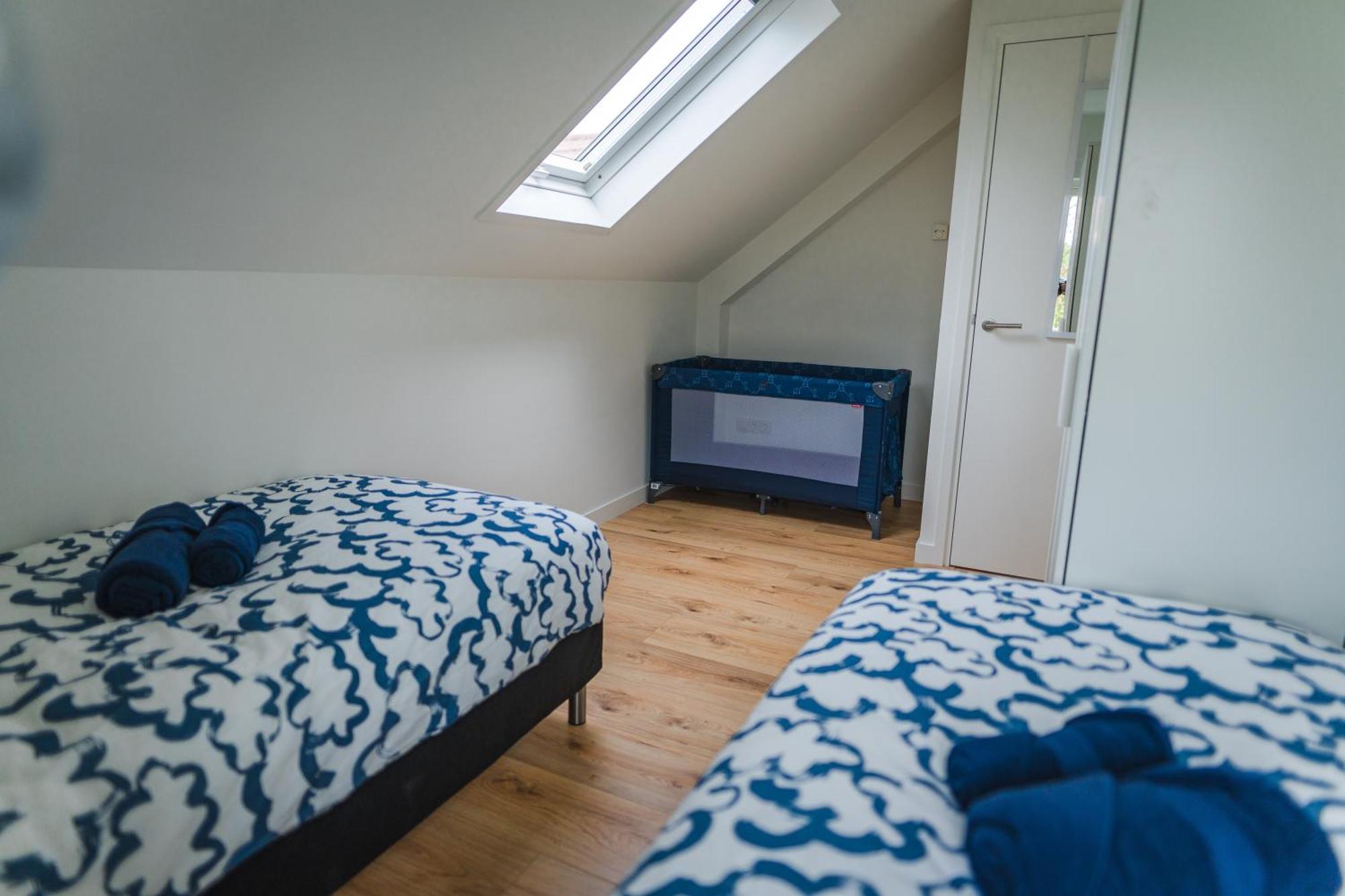 Newly Renovated Luxurious / Hottub / Sauna / 7 Bedrooms * Zeewolde