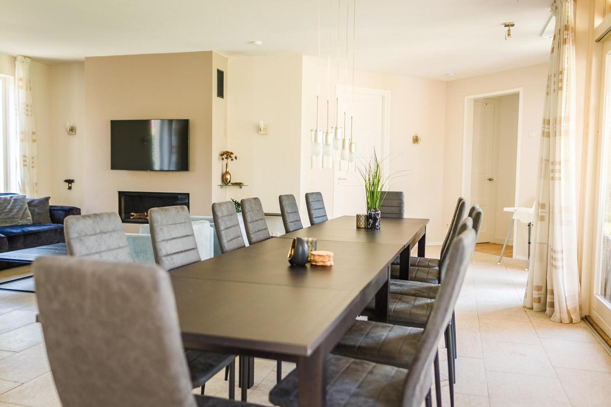 Newly Renovated Luxurious / Hottub / Sauna / 7 Bedrooms