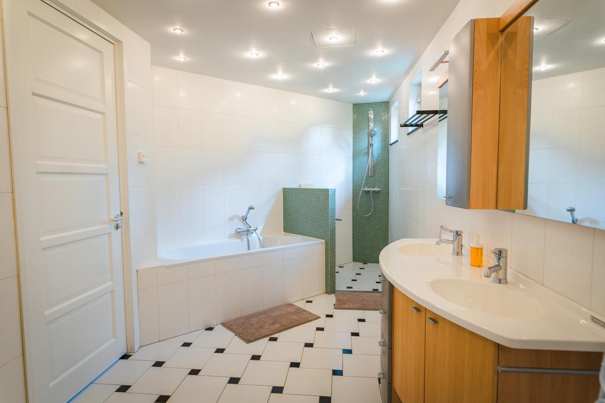 Villa Newly Renovated Luxurious / Hottub / Sauna / 7 Bedrooms *