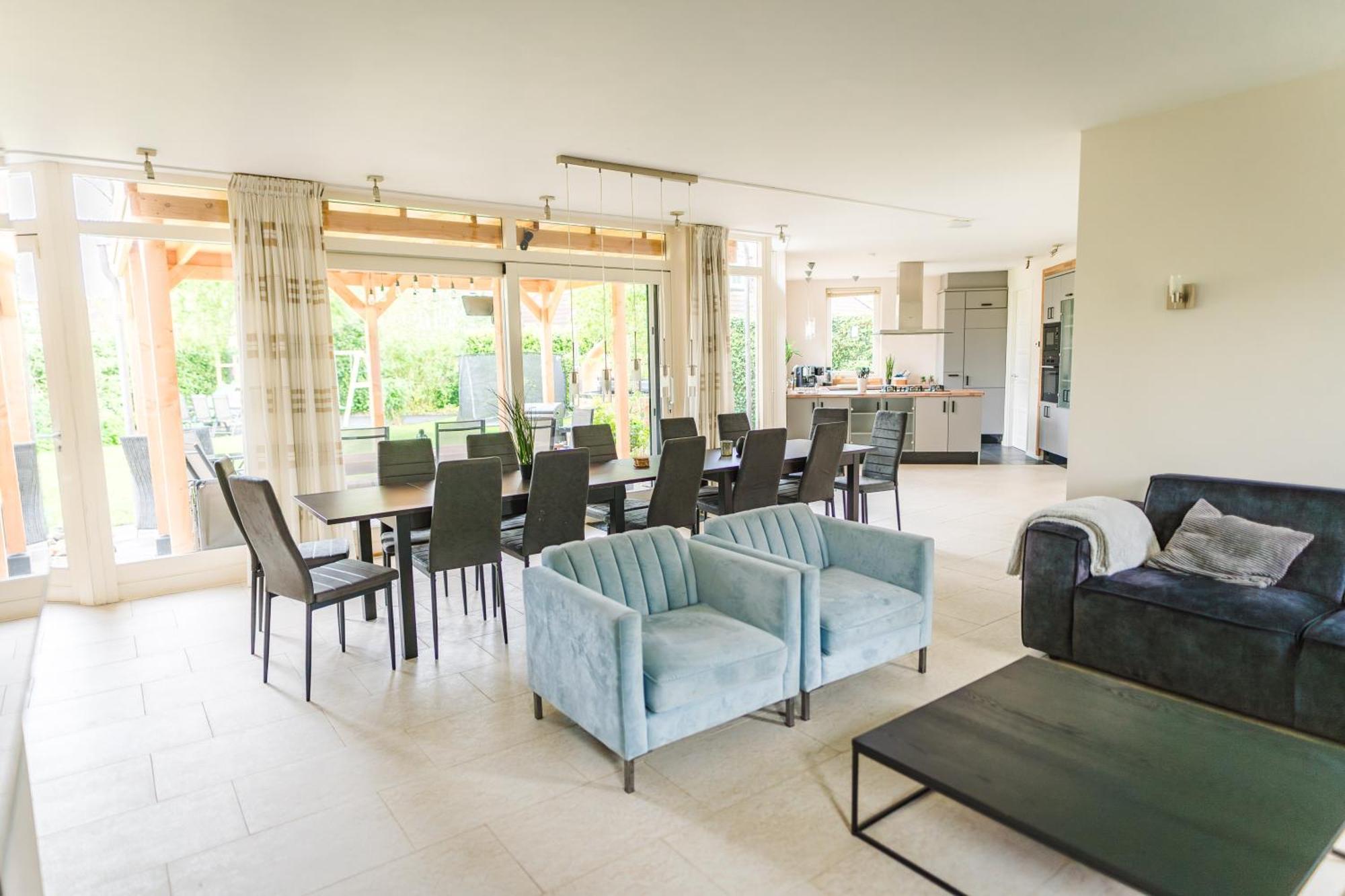 Newly Renovated Luxurious / Hottub / Sauna / 7 Bedrooms Villa *