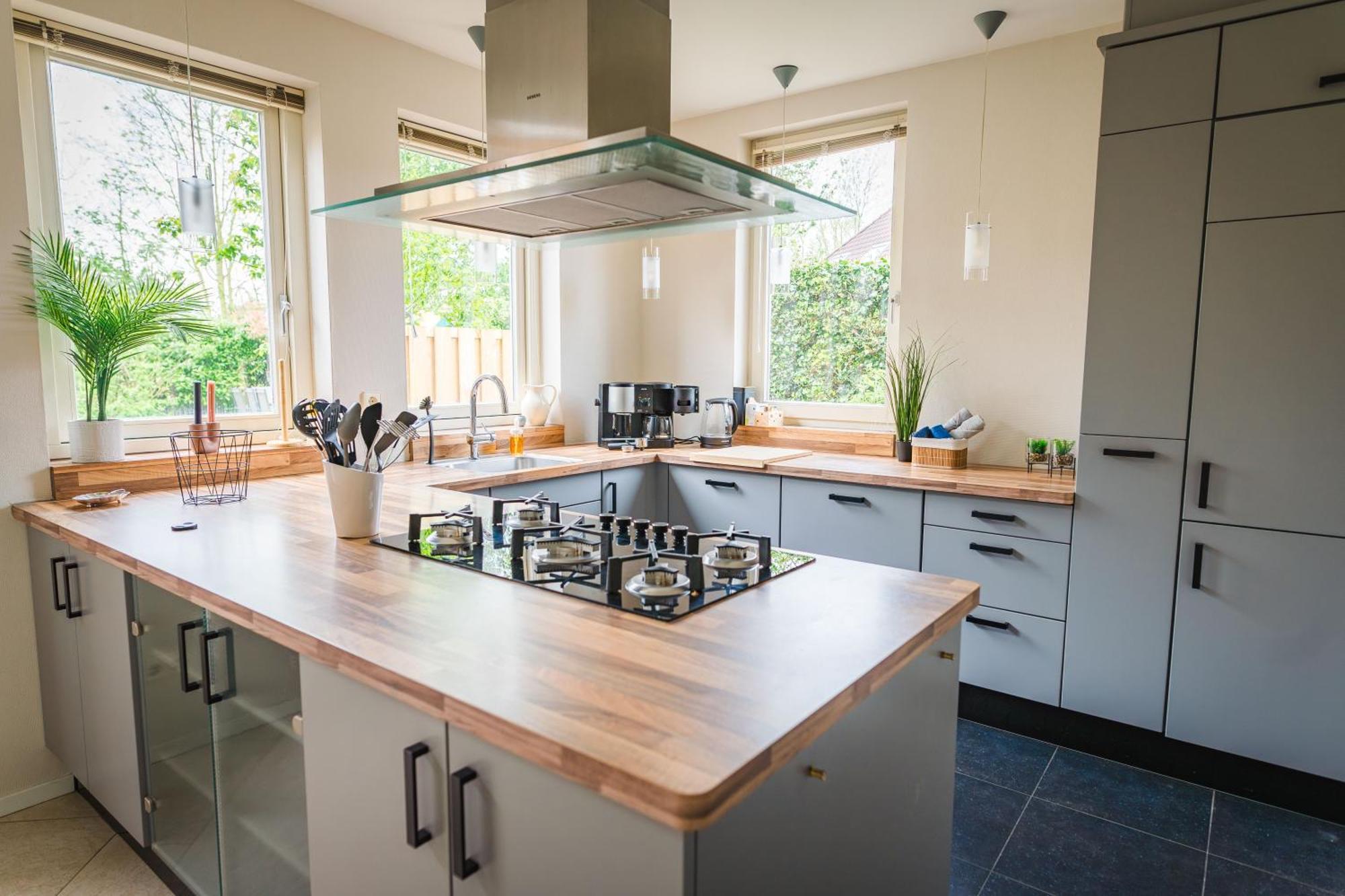 Newly Renovated Luxurious / Hottub / Sauna / 7 Bedrooms *
