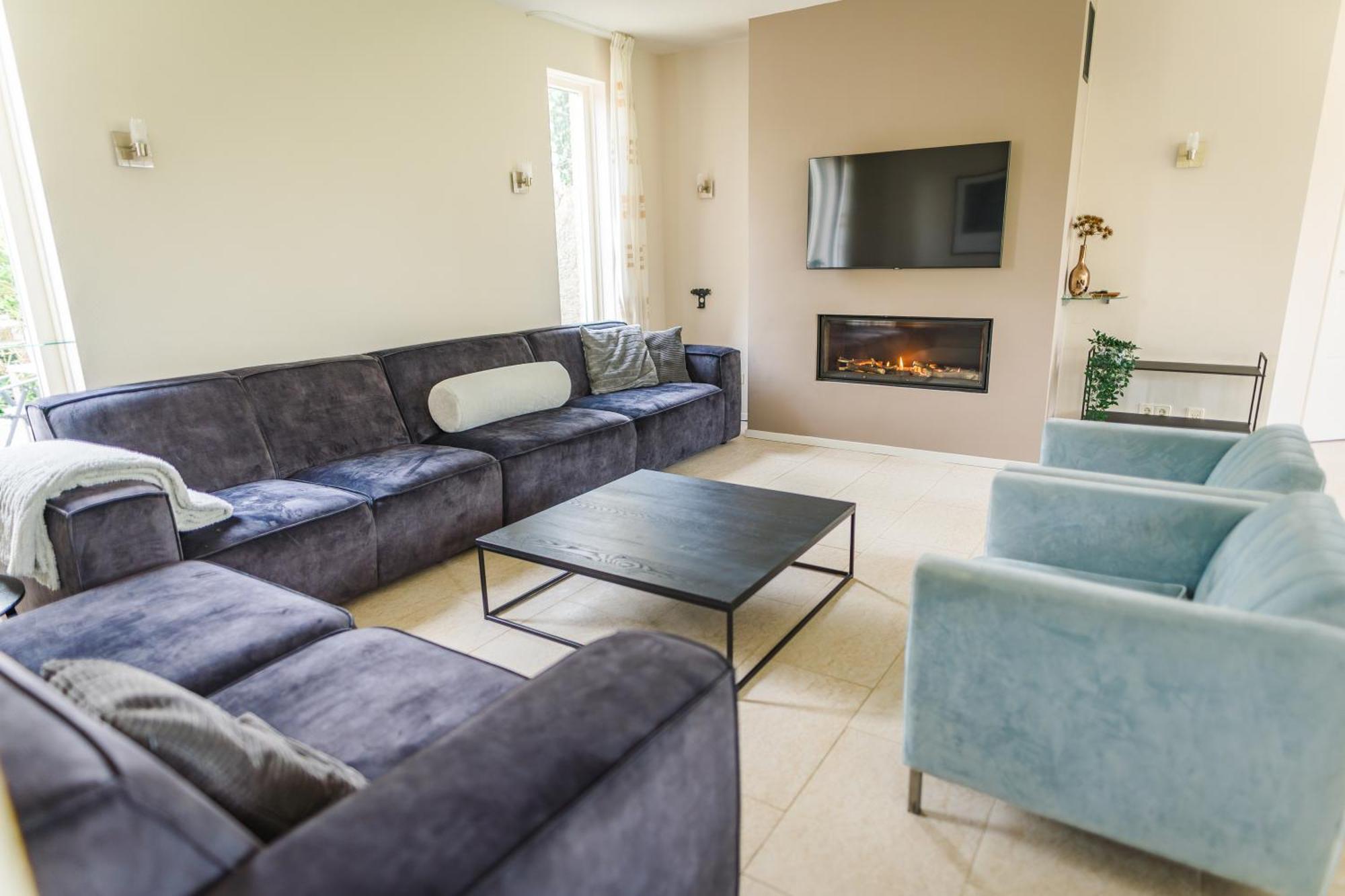 Newly Renovated Luxurious / Hottub / Sauna / 7 Bedrooms Villa *